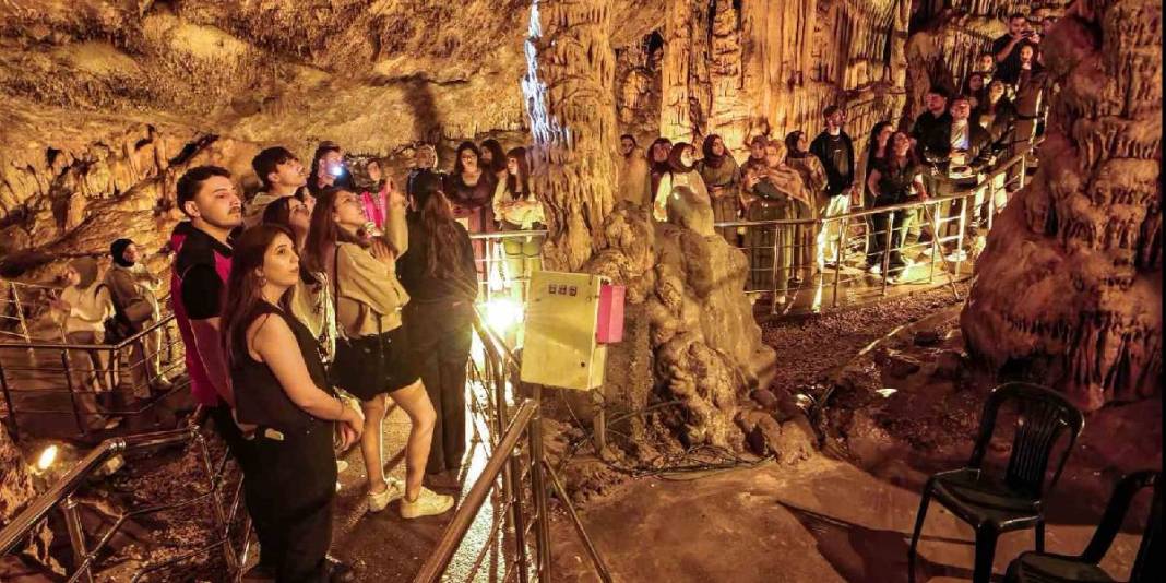 Küp şekeri büyüklüğüne ulaşması 75 yıl sürüyor! Doğal sarkıtlar ziyaretçi akınına uğruyor 3